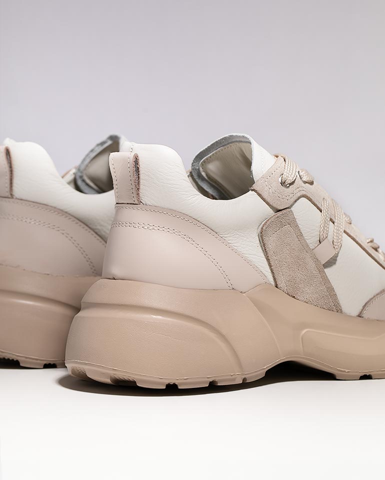 Спортни обувки в бежово от естествена кожа и велур